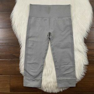 Lululemon Size 6 Grey Seamlessly Street Crop Leggings